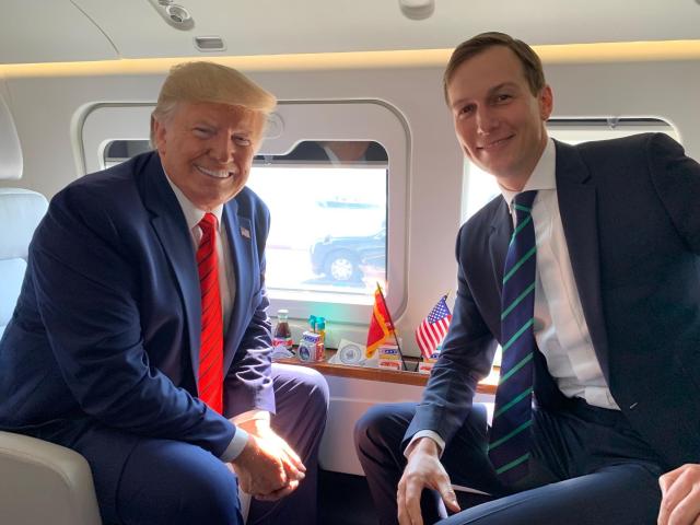 도널드 트럼프 미 대통령이 사위 제러드 쿠슈너와 2022년 찍은 사진 사진쿠슈너 엑스