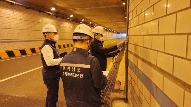 전라남도는 ‘전남도 안전관리자문단 구성 및 운영 조례’에 따라 2025년 12월 1일부터 2027년 11월 30일까지 활동할 안전관리자문단 50명을 새롭게 구성 시설물·축제·다중운집시설 등 생활 속 안전을 강화할 계획이다사진전남도