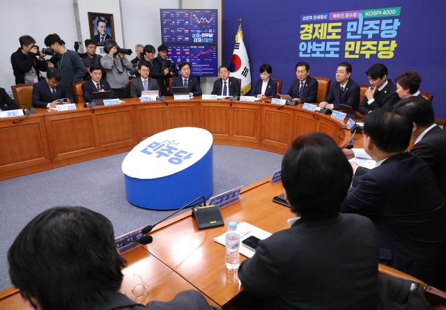 與 "예산안 합의 野와 회동 예정…시한 내 처리 노력"