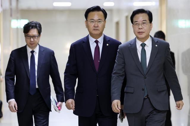 송언석 국민의힘 원내대표오른쪽가 1일 서울 여의도 국회에서 쟁점 예산과 법인세·교육세 인상안을 둘러싼 추가 협상 회동을 위해 이동하고 있다 사진연합뉴스