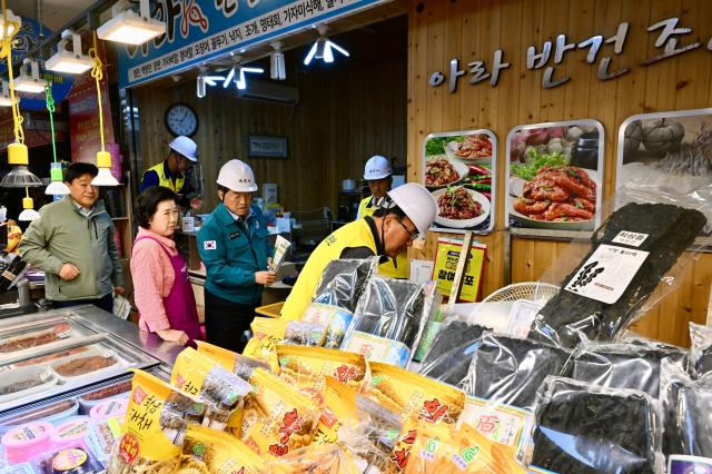 이병선 속초시장가운데이 직접 민간 전문가 관계자 등과 함께 속초관광수산시장 일원을 찾아 노후 구조물과 대피로 확보 상태 현장 안전관리 체계를 확인하고 있다 사진속초시