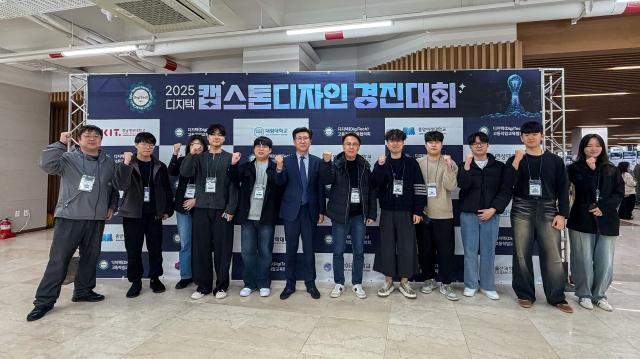 경남정보대 김태상 총장 전기과 김상효 학과장사진 가운데 및 수상 학생들이 시상식에서 기념 촬영을 하고 있다사진경남정보대