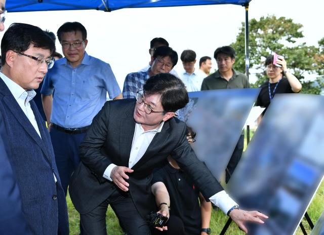 김병수 김포시장이 올해 8월 김포 거물대리 사업 예정지를 방문한 김성환 환경부 장관을 만나 김포환경재생혁신복합단지 조성에 대해 설명하고 있다 사진김포시