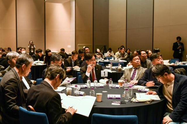 김병수 시장이 올해 11월 개최된 UAM 산업육성 전략 포럼의 토론을 경청하고 있다 사진김포시