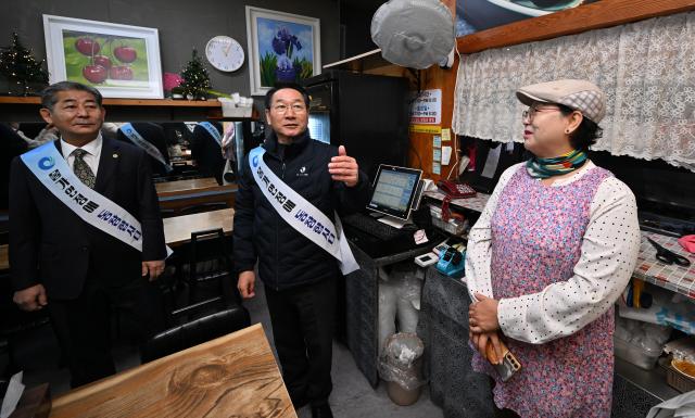 유정복 인천광역시장이 1일 연수구 현이네 김밥집에서 열린 착한가격업소 현판식에서 업소 관계자들을 격려하고 있다 사진인천시