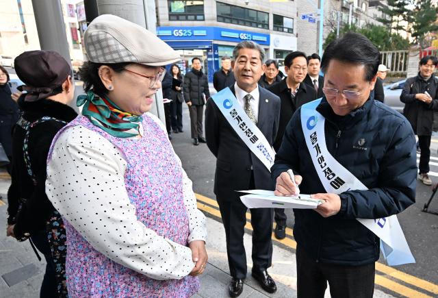 유정복 인천광역시장이 1일 연수구 현이네 김밥집에서 열린 착한가격업소 현판식에서 업소 관계자들을 격려하고 있다 사진인천시