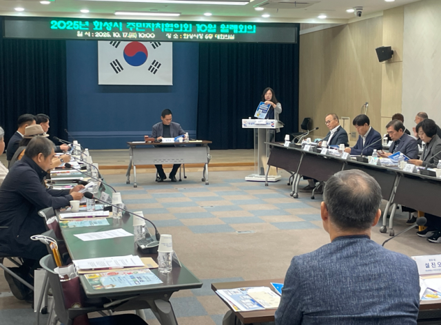 전국 최초 민원 전담부서 ‘행정종합관찰관이 10월 시청대회의실에서 열린 월례회의에서 QR 제도를 홍보하고 있다 사진화성시