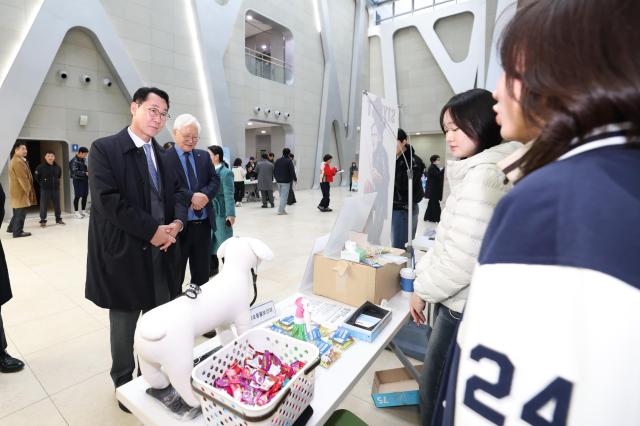 정명근 화성특례시장이 시민들의 말씀을 경청하고 있다 사진화성시