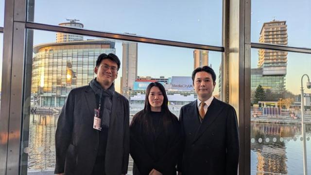 영국 미디어 시티를 배경으로 촬영한 한국대표단 좌측부터 신재민 임효주 이태준 사진주한영국문화원