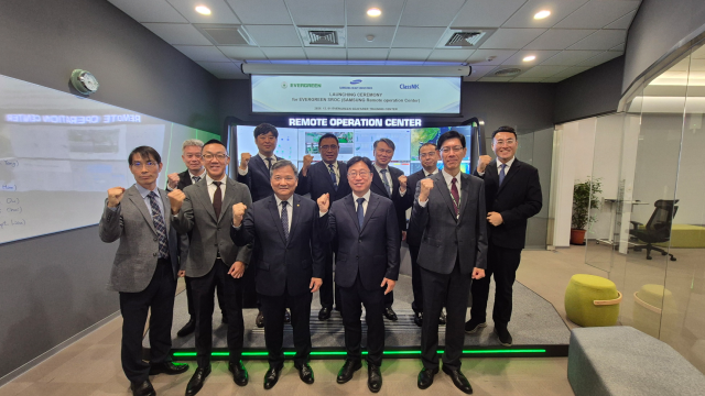 최종웅 삼성중공업 자율운항연구센터장좌측 4번째과 론 후앙Ron Huang 에버그린 선박사업부 부서장좌측 3번째 켄지 타카미Kenji Takami 일본 NK선급 대만 지역 매니저좌측 2번째 등 관계자들이 SROC 개소 기념촬영을 하고 있는 모습이다 사진삼성중공업