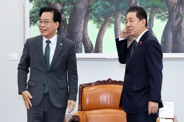 김병기 더불어민주당 원내대표왼쪽와 송언석 국민의힘 원내대표가 1일 서울 여의도 국회에서 쟁점 예산과 법인세·교육세 인상안을 둘러싼 추가 협상 회동에 앞서 인사하고 있다 사진연합뉴스