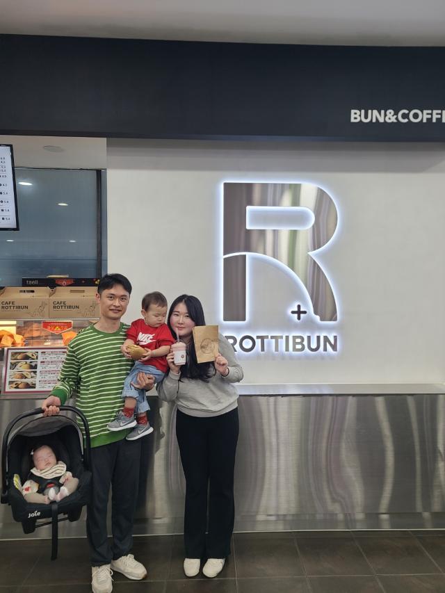 고속도로 가족여행 챌린지 1등에 선정된 가족이 제주도 여행 패키지 당첨을 기념하며 촬영하고 있다사진로띠번