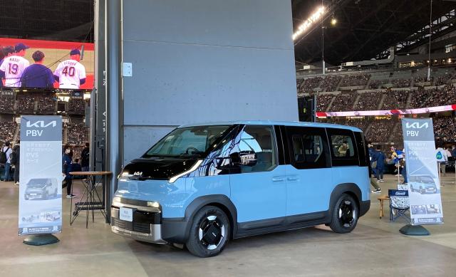 한일 드림 플레이어즈 게임 2025에 전시된 기아의 PV5 사진기아