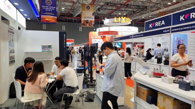 Quang cảnh Khu gian hàng K-Robot bên trong khu triển lãm ẢnhKOTRA