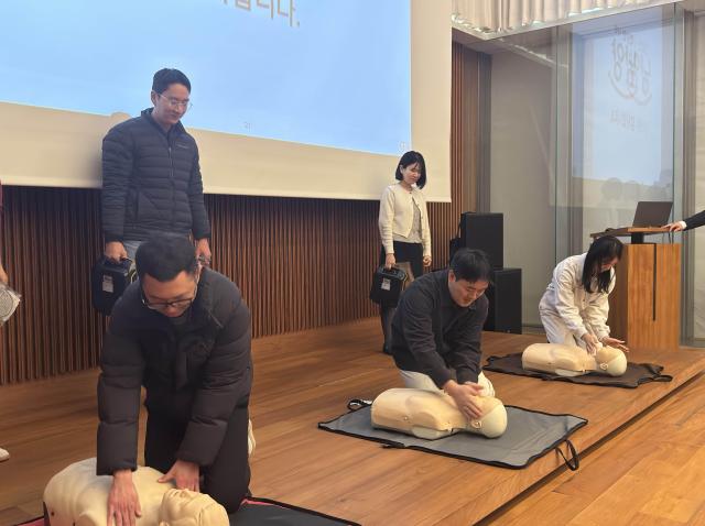 지난 26일 서울 강남구 본사에서 진행된 비상대응훈련에 참가한 남양유업 임직원들이 심폐소생술 실습을 진행하고 있다 사진남양유업