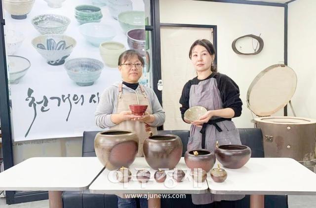 교류회에 참석한 김소엽 작가왼쪽와 한민희 작가오른쪽사진중국산동망