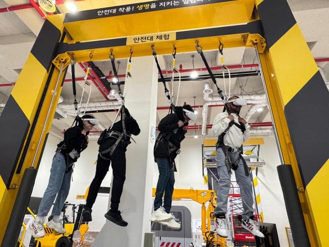 지난 4월 담양 안전체험교육장에서 광주·전남지역 외국인 근로자들이 안전대 체험을 하고 있는 모습 사진안전보건공단