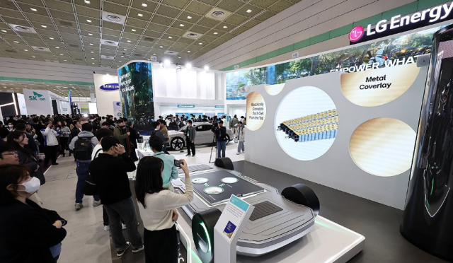 지난 5일 서울 강남구 코엑스에서 열린 인터배터리 2025에서 관람객들이 LG에너지솔루션 부스를 둘러보고 있다 사진연합뉴스