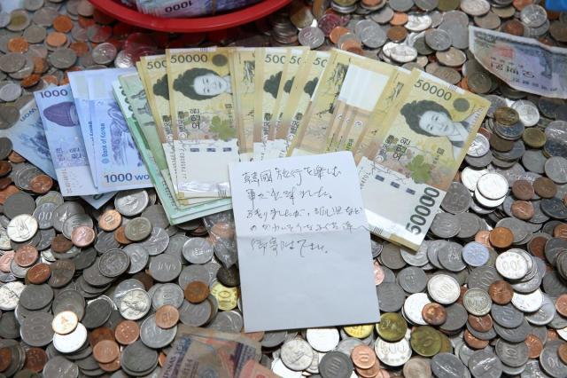 "일본인은 돈 주고 중국인은..." 모금함 110만원, 누리꾼 의견 보니