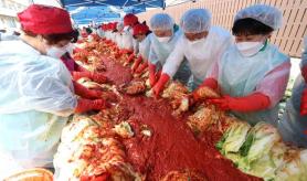 PHOTOS: Koreas year-end tradition of sharing warmth through kimchi