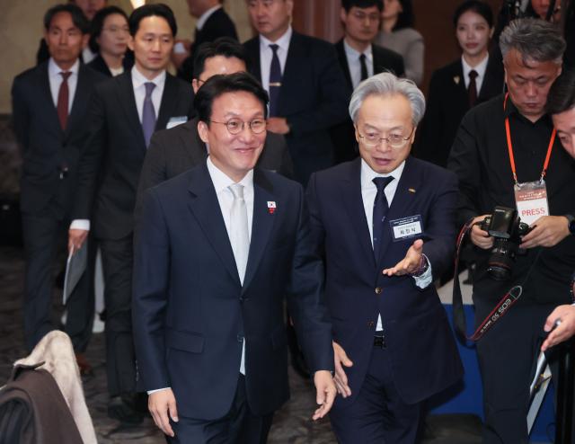 김민석 국무총리가 1일 서울 중구 롯데호텔에서 열린 제11회 중견기업인의 날 기념식에 참석하고 있다 사진연합뉴스