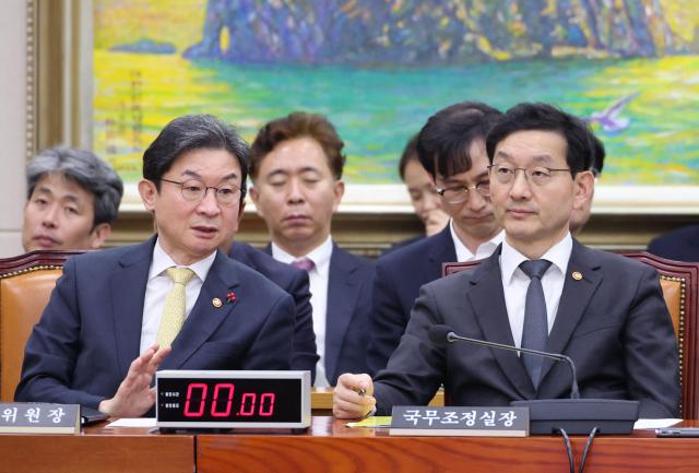 이억원 금융위원장왼쪽 윤창렬 국무조정실장 사진연합뉴스
