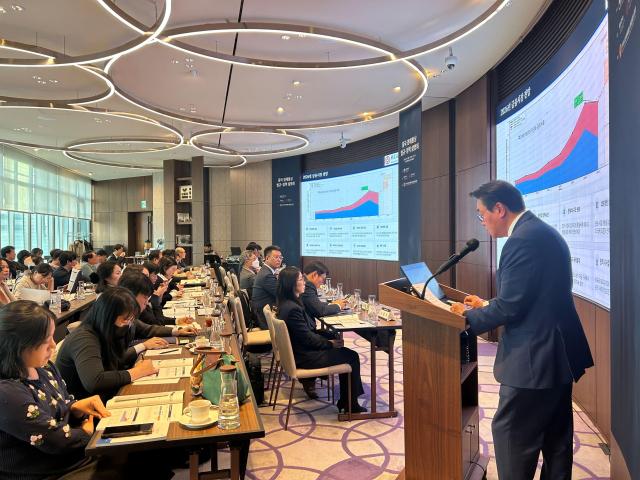 배준성 중국은행 서울분행 부대표가 1일 서울 파크 하얏트에서 개최된 ‘중국 경제통상 법규·정책 설명회’에서 ‘중국의 외국인 투자정책과 2026년 금융시장 전망’에 대해 발표하고 있다 사진코트라