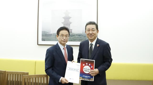 이철우 경북도지사가 1일 김병기 더불어민주당 원내대표를 만나 지역 현안 사업에 대해 설명했다 사진경상북도