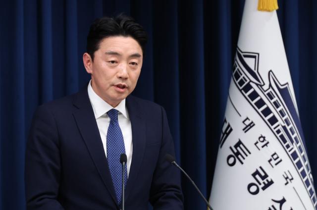 강훈식 대통령 비서실장이 지난달 3일 용산 대통령실 기자회견장에서 재판중지법 관련 브리핑을 하고 있다 사진연합뉴스