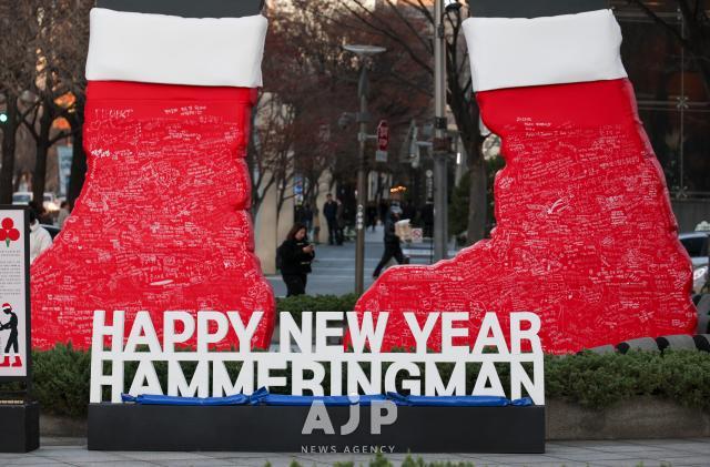 Messages of New Year’s wishes are attached to the “Hammerman” sculpture in front of a building in Seoul’s Jongno District on Dec 1