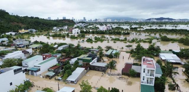 지난달 20일현지시간 홍수로 침수된 베트남 중부 카인호아성 한 마을의 모습 사진AP연합뉴스