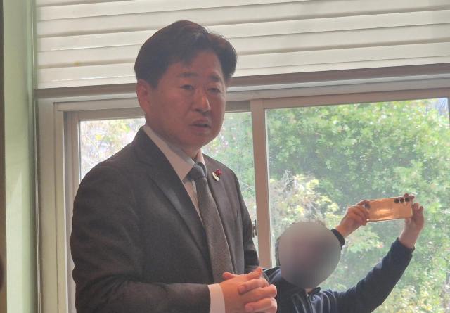 1일 오영훈 제주도시지사가 제주도 한 식당에서 열린 기자간담회에서 제주도의 우주산업 발전 방향에 대해 설명하고 있다 사진나선혜 기자