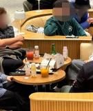 스타벅스서 치킨에 소주?…中관광객 민폐 행동