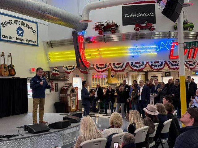 마이크 존슨 미 하원의장이 1일현지시간 테네시주 프랭클린에서 열린 유세현장에서 유권자들에게 공화당 후보 지지를 호소하고 있다 사진존슨 의장 엑스