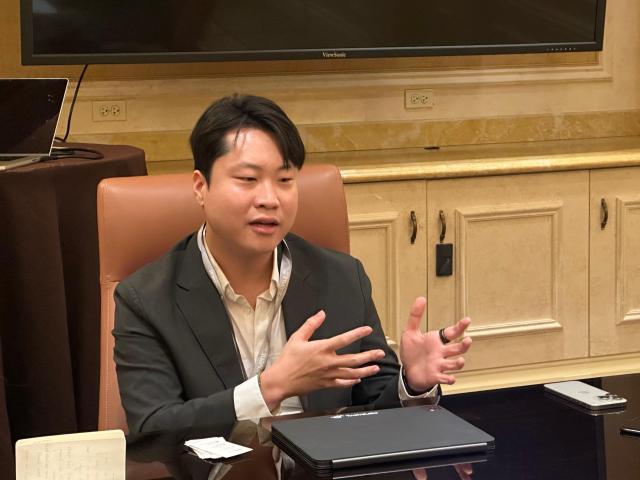 이재성 트웰브랩스 대표는 1일현지시간 미국 라스베가스에서 열린 AWS 리인벤트reInvent 2025에서 한국 기자들과 만나 인터뷰하고 있다 사진박진영 기자