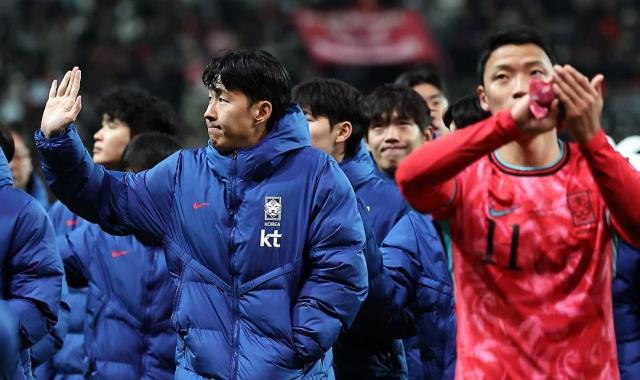 팬들에게 인사하는 한국 축구대표팀 선수들 사진연합뉴스