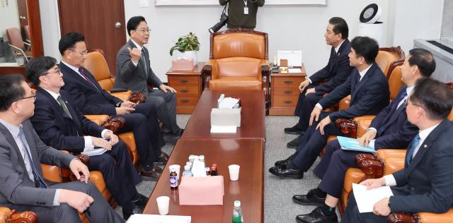 김병기 더불어민주당 원내대표와 문진석 원내운영수석대표 송언석 국민의힘 원내대표와 유상범 원내운영수석부대표가 지난 1일 국회에서 구윤철 부총리 겸 기획재정부 장관이 참석한 가운데 쟁점 예산과 법인세·교육세 인상안을 두고 막판 협상을 하기 위해 회동하고 있다사진연합뉴스