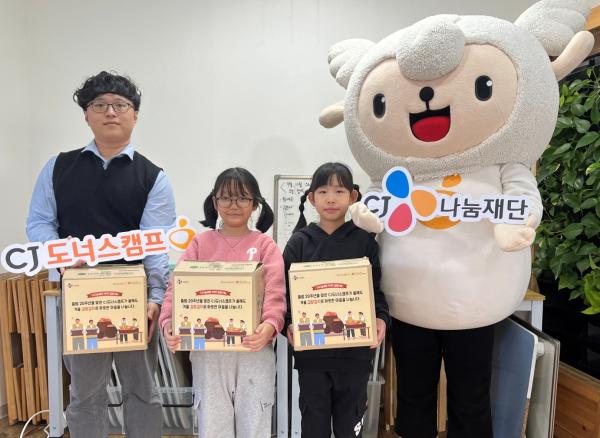 지난달 28일 CJ도너스캠프가 서울 구로구 구로파랑새나눔터지역아동센터 박지원 사회복지사와 아이들에게 김장김치를 전달했다 사진CJ