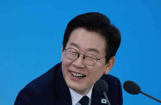 이재명 대통령이 지난 7일 대전 유성구 국립중앙과학관에서 열린 다시 과학기술인을 꿈꾸는 대한민국 국민보고회에서 참석자 발언을 경청하는 모습 사진연합뉴스