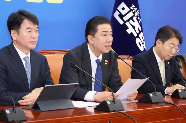 더불어민주당 김병기 원내대표가 2일 서울 여의도 국회에서 열린 원내대책회의에서 발언하고 있다사진연합뉴스