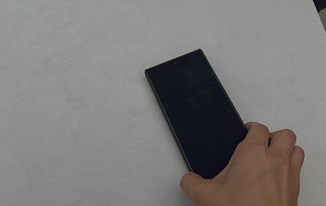 갤럭시Z트라이폴드 화면 열리는 모습[사진=김다경 기자]
