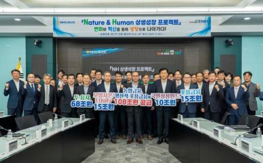 [최씨네 리뷰] 층간소음보다 요란한 말장난…하정우 감독 윗집 사람들