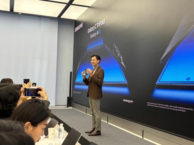 임성택 삼성전자 한국총괄 부사장이 2일 서울 삼성 강남에서 갤럭시 Z  트라이폴드 제품을 공개하고 있다 사진김나윤 기자