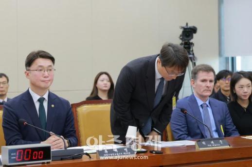 [포토] 고개숙인 쿠팡 대표