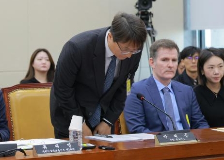 [포토] 고개숙인 쿠팡 대표