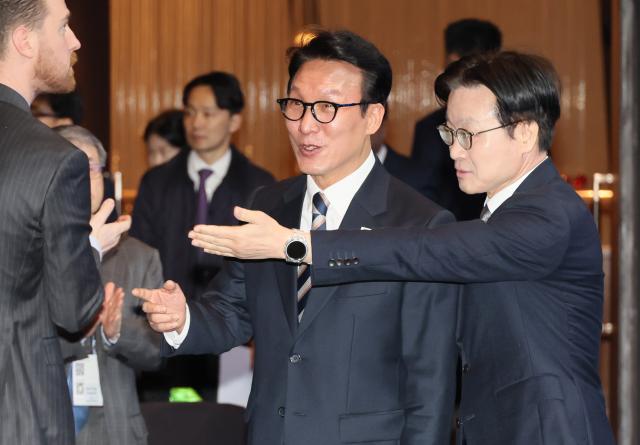 김민석 국무총리와 김정관 산업통상부 장관이 2일 서울 중구 신라호텔에서 열린 2025 국제 AI 표준 서밋 개회식에 참석하고 있다 사진연합뉴스