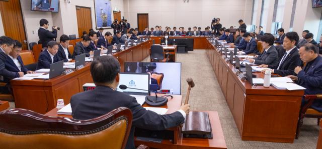 국회 산업통상자원중소벤처기업위원회 이철규 위원장이 지난 11월 21일 국회에서 열린 전체회의에서 철강 산업을 지원하는 K-스틸법 등 상정 법안을 처리하고 있다 사진연합뉴스