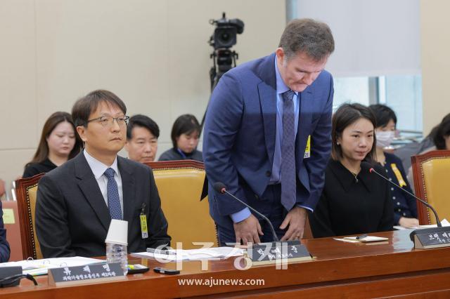 [포토] 고개숙인  쿠팡 최고 정보 보호책임자