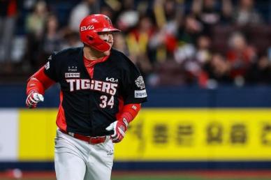 "곧 아실 것 같습니다"…'최고령 타자' 최형우, 이적·잔류 오피셜 임박?