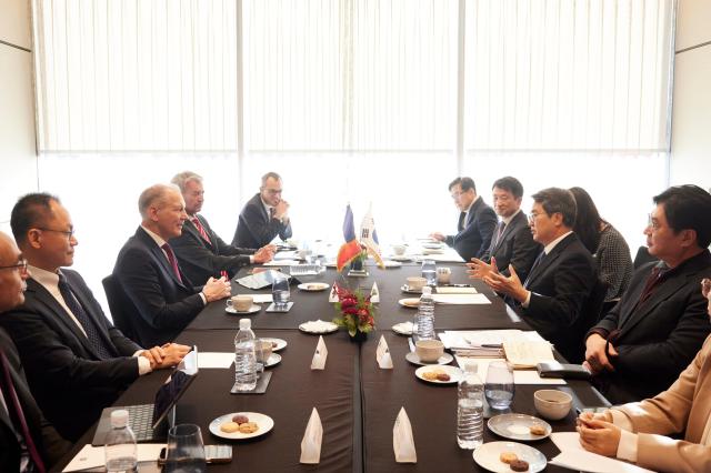 2일 오전 페어몬트 호텔에서 김동연 경기도지사가 에어리퀴드 첨단소재 및 수소 등 관련 투자계획 논의를 위해 프랑수아 자코François Jackow에어리퀴드 회장과 면담을 하고 있다 사진경기도